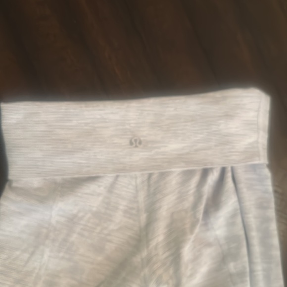 lululemon athletica Wunder Under legging, flattering, nice detail - Picture 7 of 9